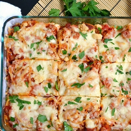 1. Этап. Запеченные спагетти с сосисками: Запекаем 25-30 минут при 180 градусах. Достаем из духовки, слегка остужаем, нарезаем на квадратики и подаем.