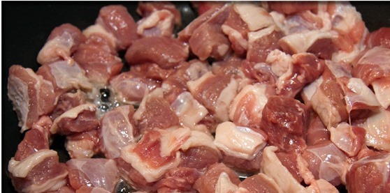 1. Этап. Жареный лагман: 1. Прогреваем на сковороде масло, и ставим на среднем огне обжариваться мелкие кусочки мяса с солью и перцем.