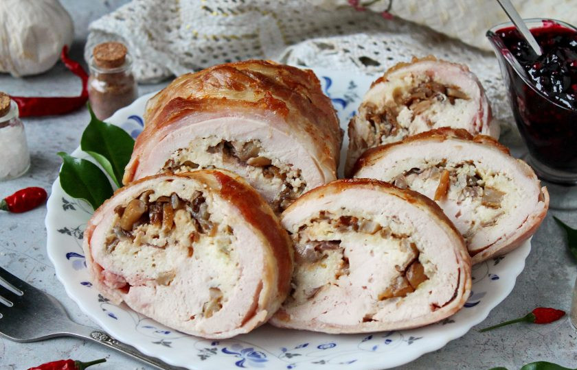 1. Этап. Куриный рулет с грибами, беконом и сыром: Приятного аппетита!