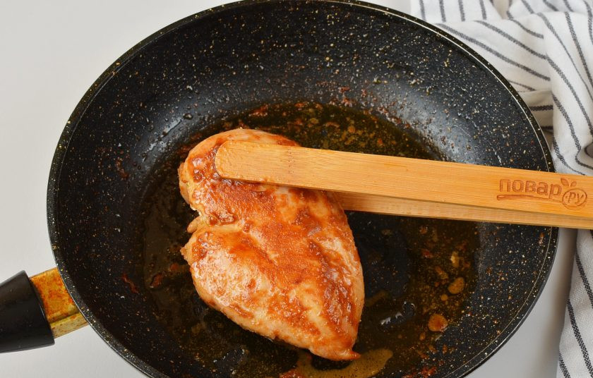 1. Этап. Рецепт салата с пекинской капустой и курицей: Разогрейте масло растительное на сковороде, обжарьте на сильном огне куриное филе с двух сторон до золотистой корочки. Накройте крышкой и дайте ему в теплой сковороде отдохнуть минут 5.