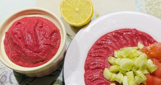 1. Этап. Свекольный соус с овощами: На тарелку выложить соус, нарезать огурец, помидор