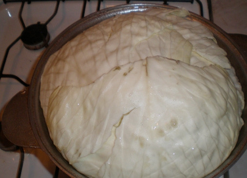 1. Этап. Дамляма из свинины и говядины: 9. Теперь осталось все это накрыть 3-4 листами капусты и добавить воды так, чтобы она только начала касаться капусты.