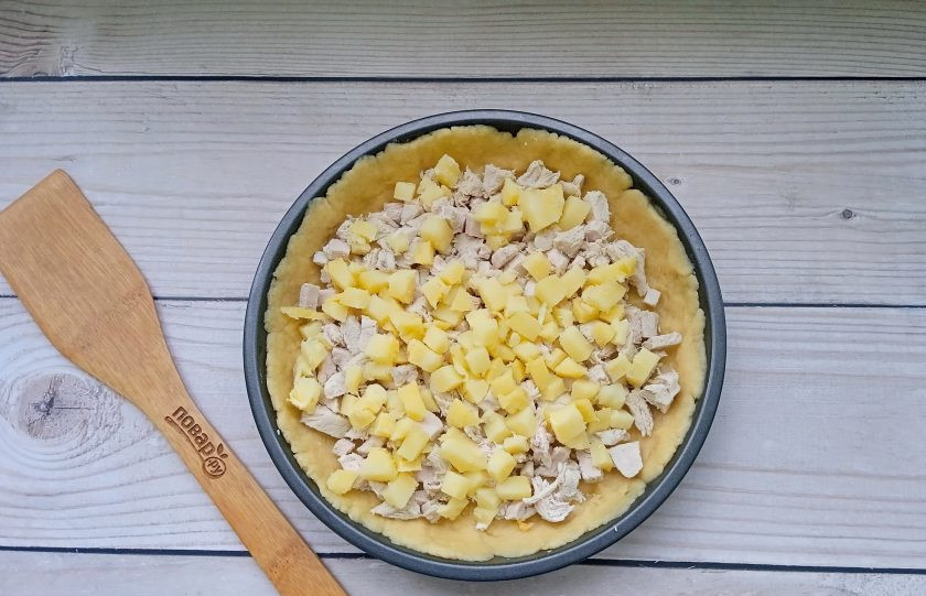 1. Этап. Киш с индейкой, грибами и картошкой: Отварную индейку, которую вы сварили в подсоленной воде, мелко нарежьте и выложите на тесто. Картофель также сварите в подсоленной воде, охладите и нарежьте кубиками.