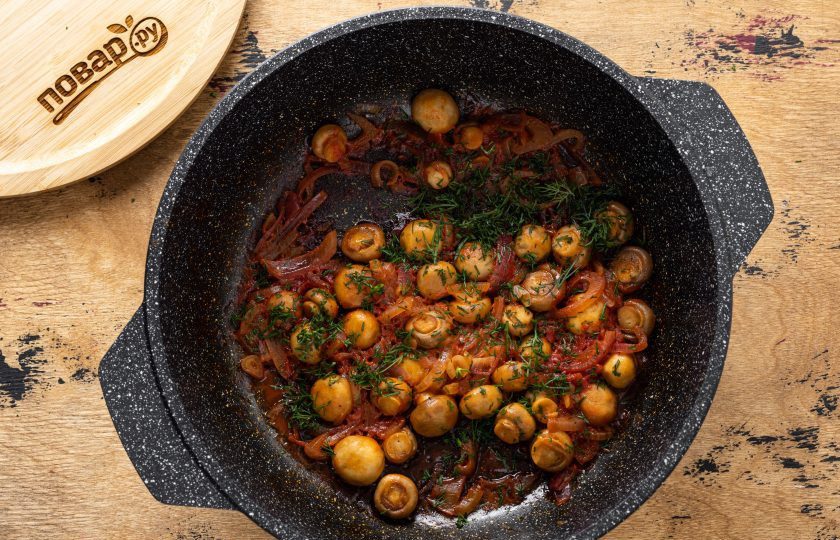 1. Этап. Грибы по-гречески: В конце добавьте мелко порубленный укроп.