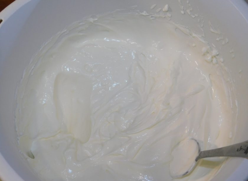 1. Этап. Заварной бисквитный рулет: Для крема взбейте сливки с сахарной пудрой.