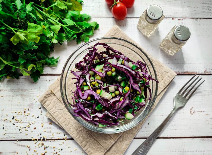 1. Этап. Салат с краснокочанной капустой и горошком: Салат с краснокочанной капустой с горошком готов. Приятного аппетита!