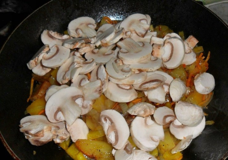 1. Этап. Бигус с грибами: Пока жарятся овощи, мы тщательно промываем грибы и нарезаем их на пластинки, затем кладем шампиньоны к остальным ингредиентам, жарим все еще 5-7 минут.