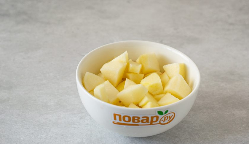 1. Этап. Кукурузная каша с яблоком: Яблоки очистите, нарежьте небольшими кубиками. Можно натереть их на крупной терке.