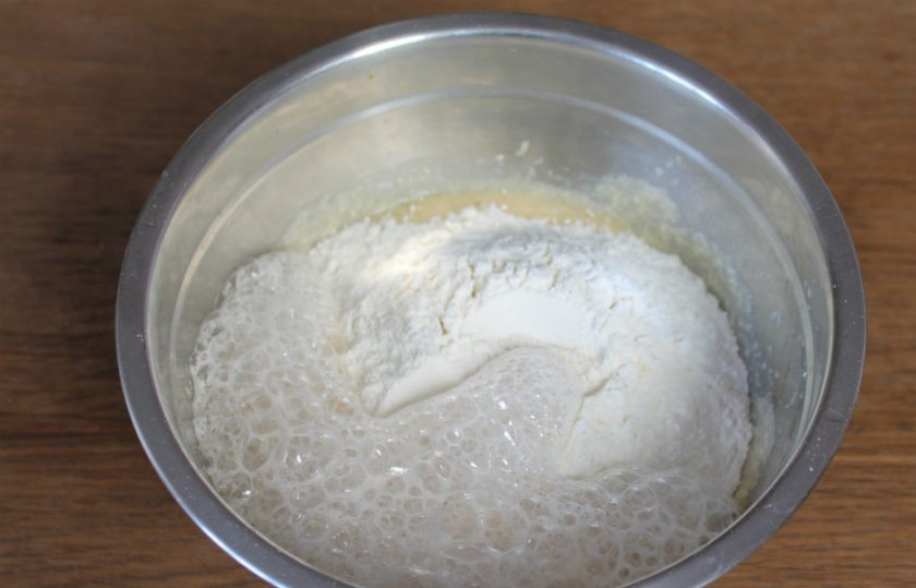 1. Этап. Песочное печенье с бананом: Насыпаем муку, добавляем гашеную соду. Замешиваем тесто.