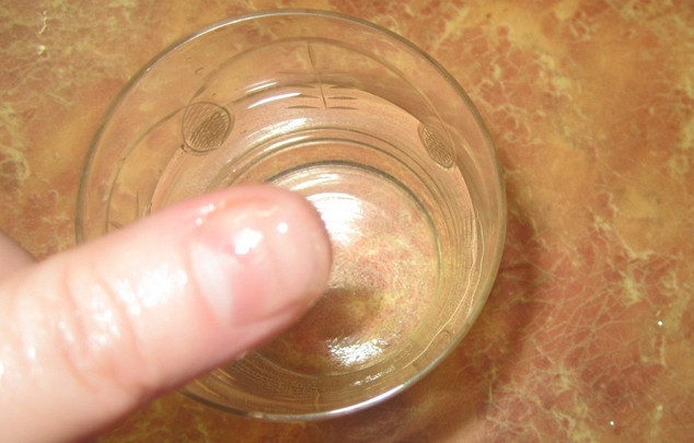 1. Этап. Сахарная помадка: Варим без помешивания 4-5 минут. Время от времени холодной мокрой чайной ложкой берем из кастрюли немного сиропа и опускаем в миску с холодной водой. Когда сироп охладится, извлекаем ложку с сиропом из воды и пробуем скатать шарик из охлажденного сиропа. Шарик должен быть мягким, чтобы его можно было мять пальцами.