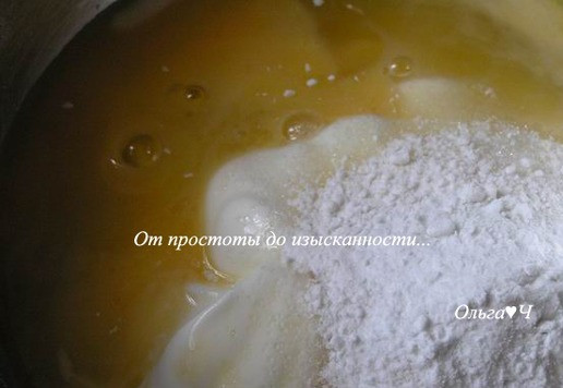 1. Этап. Пирог с абрикосами и виноградом: А пока приготовьте заливку. Соедините сметану, сахар, яйцо, белок и ванилин.