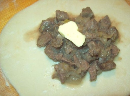 1. Этап. Тесто для самсы в духовке: 3. Тесто перед лепкой делим на одинаковые части. Каждый кусочек раскатаем, по центру выложим немного начинки и кусочек масла. Сворачиваем и залепим края.