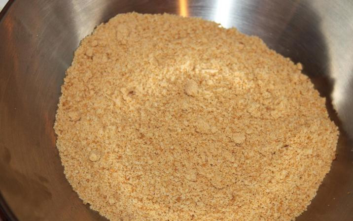 1. Этап. Рулет Mинутка из печенья: Для начала необходимо измельчить печенье любым удобным для вас способом, например, при помощи мясорубки или блендера.