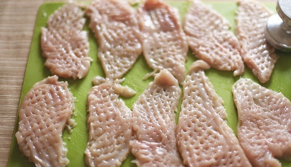 1. Этап. Куриное филе по-французски: 2. Для начала куриное филе нужно разрезать на части, каждую из которых необходимо отбить. Посолите и приправьте по вкусу.