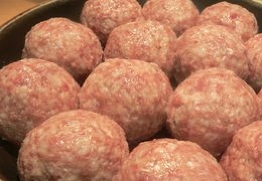 1. Этап. Запеченные тефтели: Форму, в которой будем запекать тефтели, смазываем растительным маслом. Форма должны быть с высокими бортиками. Смачиваем руки водой , формируем красивые шарики из фарша и укладываем их в форму. Ставим форму с тефтелями в духовку, нагретую до 220 градусов, примерно на 20-25 минут.