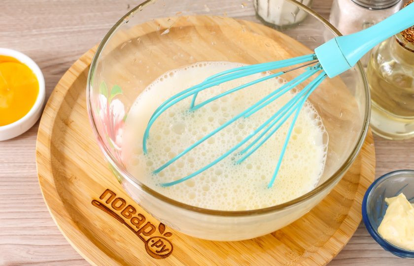 1. Этап. Блинный рулет с заварным кремом: Влейте молоко любой жирности и воду, еще раз взбейте.
