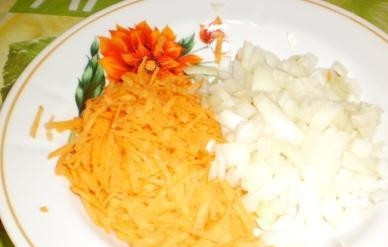 1. Этап. Гречка в горшочках: Для начала нам необходимо подготовить овощи. Для этого мы чистим лук и нарезаем его на средние кубики. Морковь так же чистим и натираем на крупной терке.