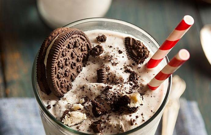 1. Этап. Молочный коктейль с шоколадом: Разливаем получившийся коктейль по порционным креманкам, украшаем тертым шоколадом, печеньем или шариками сливочного мороженого. Всего один стакан чудо-напитка поможет вам окончательно пробудиться ранним утром или взбодриться в середине рабочего дня. Приятного аппетита!