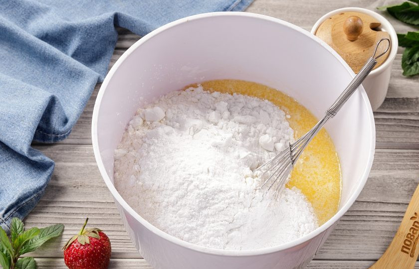 1. Этап. Гонконгские вафли: Добавьте муку, разрыхлитель и крахмал.