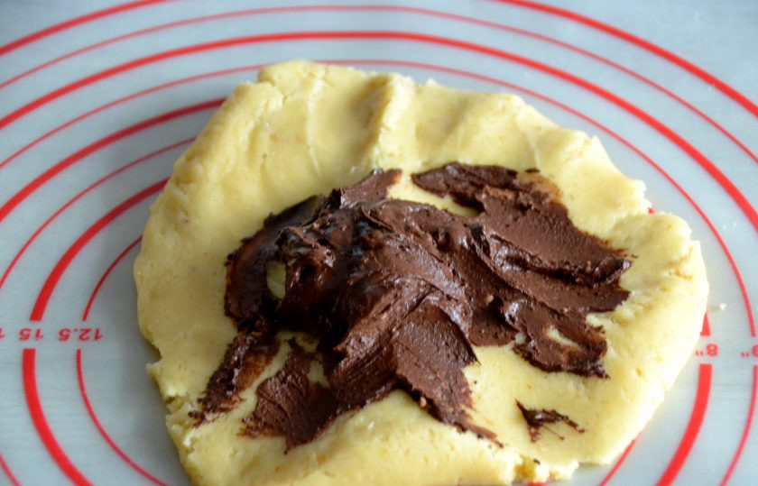 1. Этап. Саксонское печенье: Выложите какао-массу на одну из частей и вмешайте в тесто до однородности.