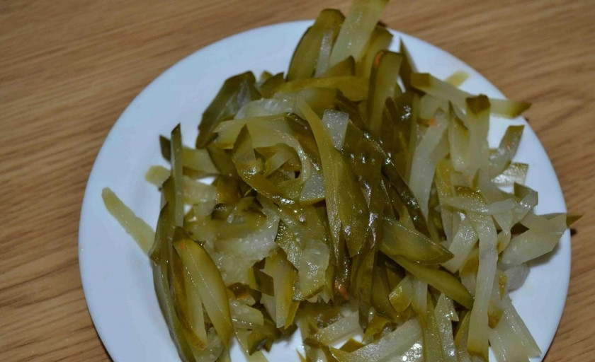 1. Этап. Шаурма в пите: 8. Соленые огурцы нарезаю тонкой соломкой и перекладываю в миску.