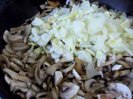 1. Этап. Французские отбивные из свинины в духовке: 5. Когда вся жидкость с грибов на сковороде уже испарилась, тогда добавляю измельченный лук.