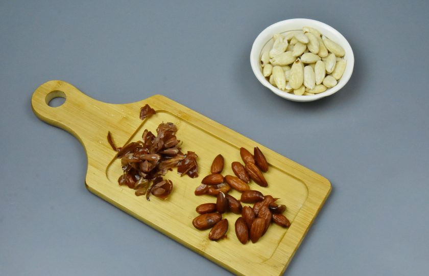 1. Этап. Яблочный сыр: Миндаль залейте холодной водой и оставьте на 1-2 часа. За это время он напитается влагой. Освободите миндаль от тонкой кожуры и подсушите на сухой сковороде до появления характерного орехового запаха. Вместо миндаля можно взять любые орехи имеющиеся в наличие.