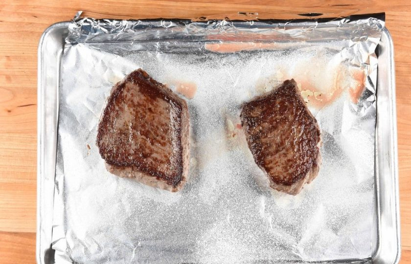 1. Этап. Стейк Марсала: 2. В это же время натрите мясо солью и перцем. Потом обжарьте его на раскаленной сковороде в 2 ч. ложках масла на сковороде с обеих сторон по 3 минуты. Затем переложите на противень и отправьте в духовку на 6 минут при 190 градусах.