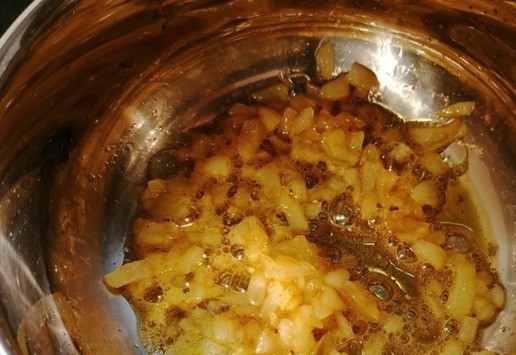 1. Этап. Пряный суп из тыквы и яблок: Добавить к луку пасту карри и обжаривать еще ~ 3 мин. при средней t, помешивая. Я использовала желтое карри ТМ Chang. По остроте неполная 1 ч. л. карри придет легкую остринку. Для более острого варианта супа надо либо увеличить количество пасты, либо использовать более острые варианты карри.