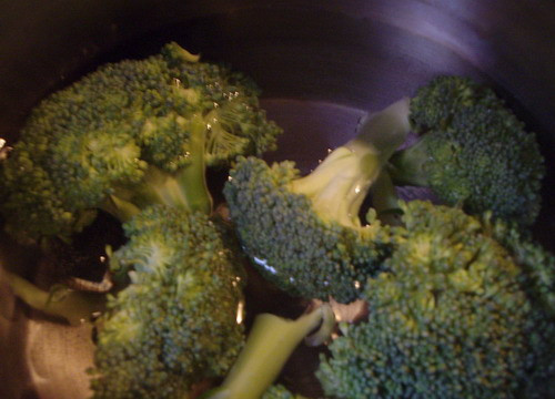 1. Этап. Салат из вареных грибов: 2. Грибы отварим отдельно в подсоленной воде. Брокколи не варим, а бланшируем в подсоленной воде.