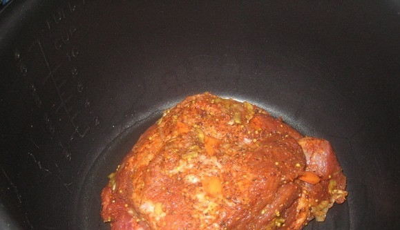 1. Этап. Буженина из говядины в мультиварке: Дно мультиварки необходимо смазать растительным маслом. Затем кладем в чашу мясо и ставим режим 