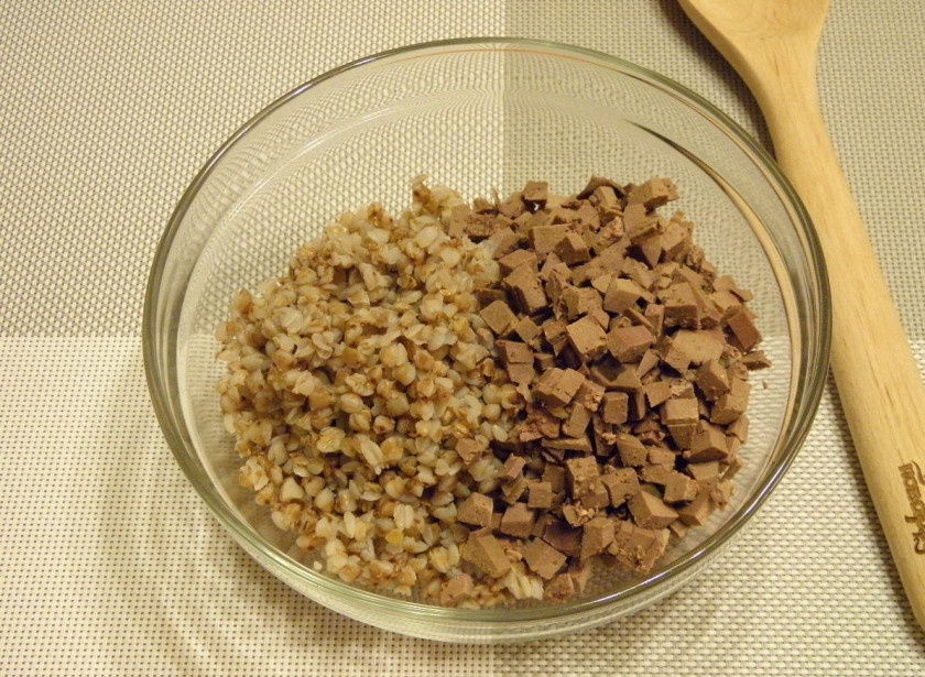 1. Этап. Пирог с гречкой и печенью: Смешайте её с гречкой. Если есть сыр, добавьте небольшой кусочек крупно тертого сыра.