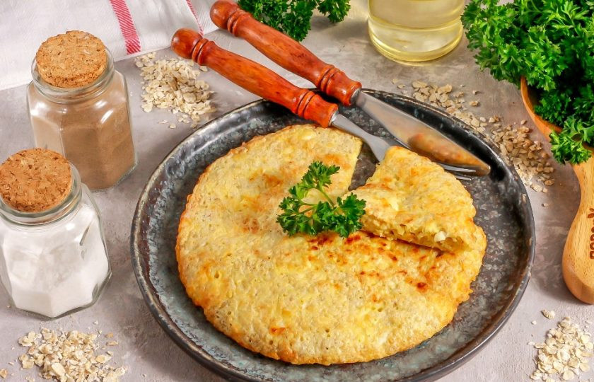 1. Этап. Овсяноблин с творогом: Выложите золотистый овсяноблин с творогом на тарелку и подайте к столу. Можно дополнить его различными колбасными изделиями, соусами.