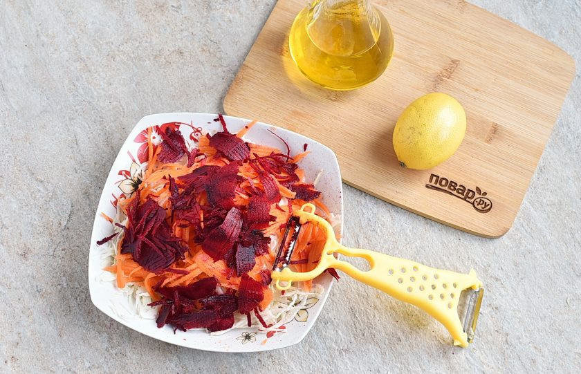 1. Этап. Салат Щетка: Сырую свеклу натрите тонко, добавьте в салат.