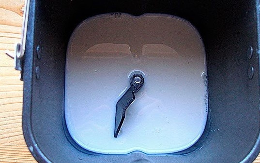 1. Этап. Бездрожжевой хлеб в хлебопечке (простой рецепт): Начинаем приготовление блюда с того, что выливаем молоко в чашу хлебопечки. Предварительно можно подогреть молоко.