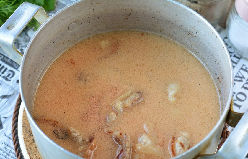 1. Этап. Бефстроганов с гречкой: Влейте воду и тушите бефстроганов 35-40 минут на тихом огне.