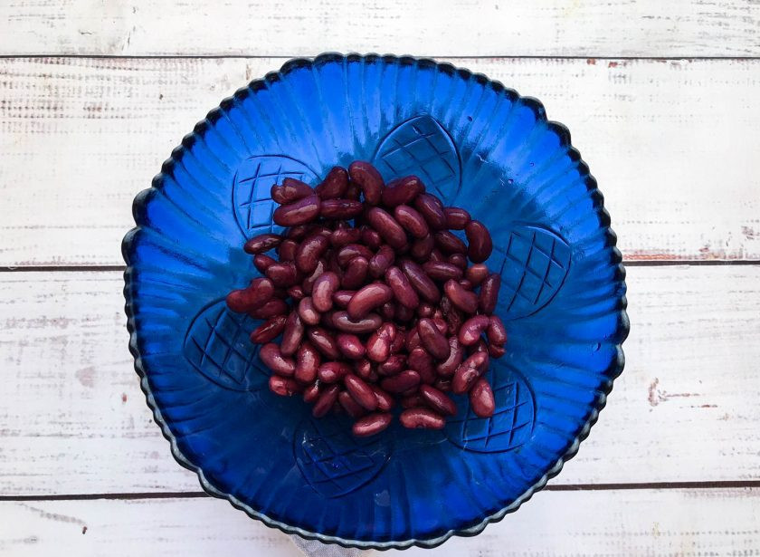 1. Этап. Испанский салат из фасоли: Красную консервированную фасоль выложите в глубокую тарелку.