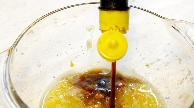 1. Этап. Куриная грудка с апельсинами: Затем влейте соевый соус, кукурузное масло.