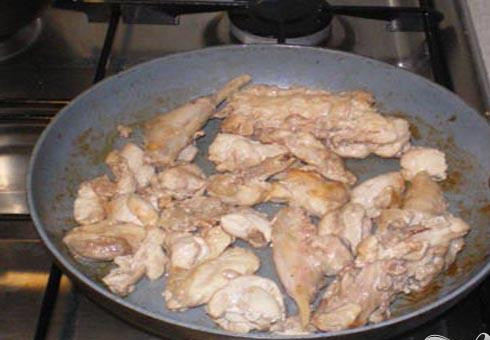 1. Этап. Ризотто с кроликом: 3. Достаточно большими кусочками нарезаем мясо кролика. Где срезать мясо с кости не получается, можно оставлять с косточкой. До появления золотистого цвета обжариваем на сковороде в оливковом масле.