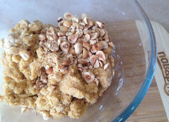 1. Этап. Цитрусовые кантуччи с фундуком: 3. Добавляем измельченные орехи и окончательно вымешиваем тесто.