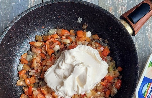 1. Этап. Сливочная гречка с курицей в духовке: Обжаривать овощи до золотистости лука. Затем добавить сливочный плавленый сыр.