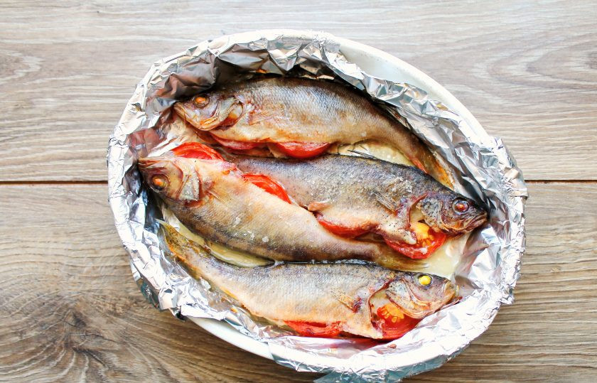 1. Этап. Окунь в духовке с чешуей: Запекайте окуней в горячей духовке при температуре 180 градусов в течение 30-35 минут, до готовности. Спустя время достаньте форму из духовки и сразу подавайте к столу.