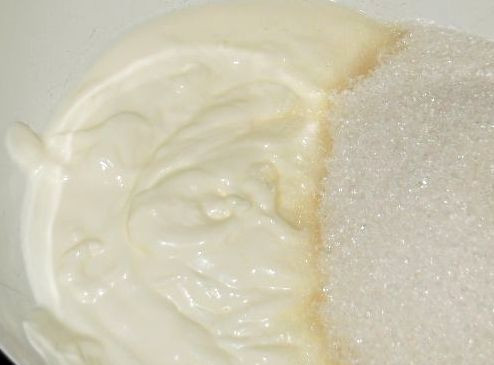 1. Этап. Печенюшки на скорую руку: В отдельную миску выкладываем сметану, добавляем сахар и взбиваем все при помощи венчика.