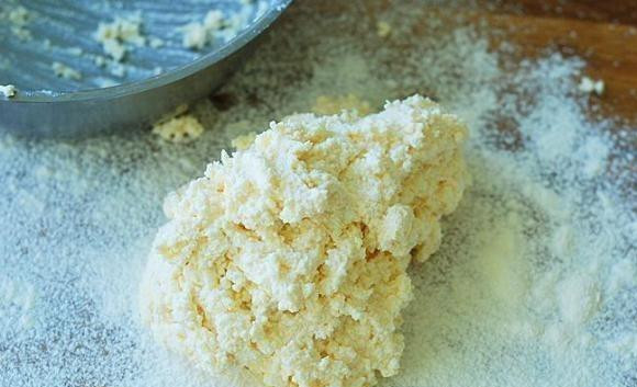 1. Этап. Ленивые вареники с сыром: Тесто замешивать до тех пор пока оно не станет хорошо прилипать к рукам.