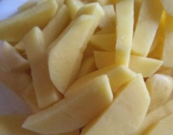 1. Этап. Борщ зеленый со щавелем: Очистите картофель, нарежьте его небольшими кубиками или брусочками.