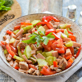 Салат с говядиной и ветчиной