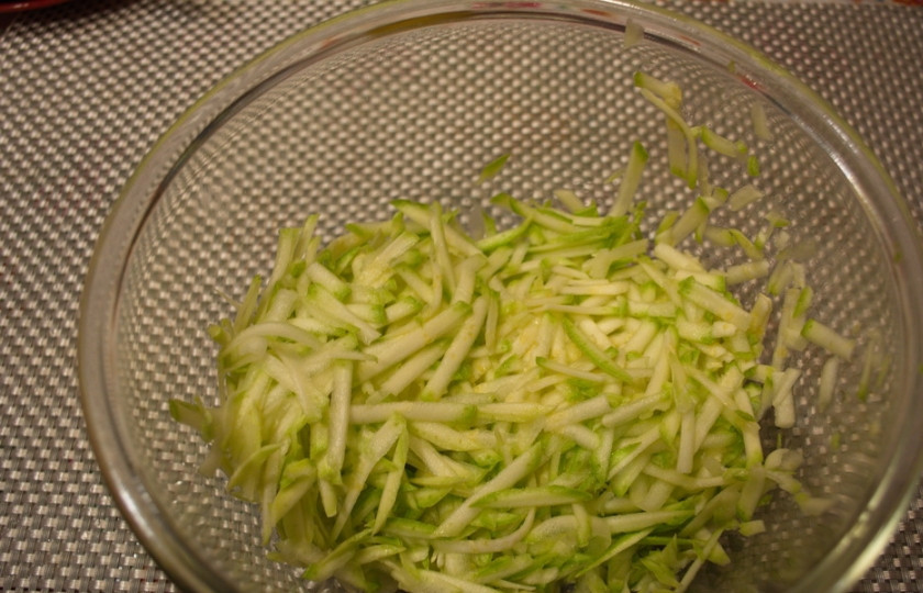 1. Этап. Оладушки из кабачка: Натрите кабачок на терке.