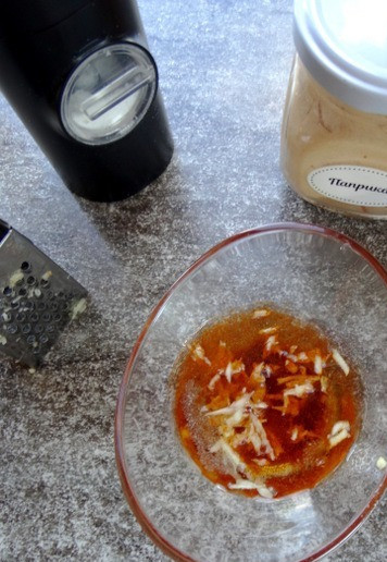 1. Этап. Пельмени-гриль с индейкой: Приготовим ароматное масло для самих пельменей. В масло измельчить чеснок, добавить соль и паприку (тут 