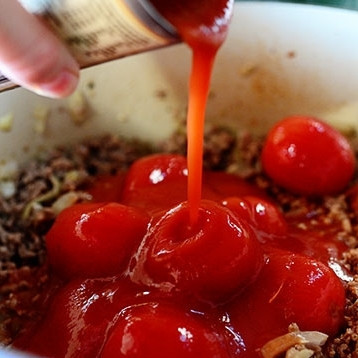 1. Этап. Запеканка с пастой, фаршем и сыром: Затем добавляем к фаршу помидоры в собственном соку и томатную пасту. Добавляем специи, перемешиваем и тушим еще 5-6 минут на среднем огне до загустения соуса.