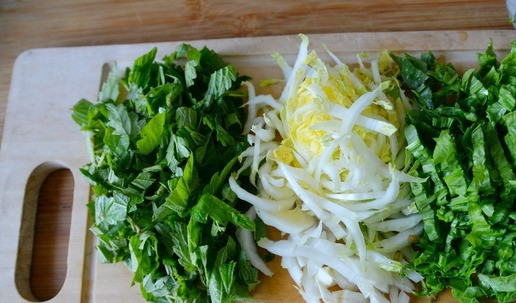 1. Этап. Зелёный борщ Походный: Крапиву, щавель и пекинскую капусту режем тонкими полосками.